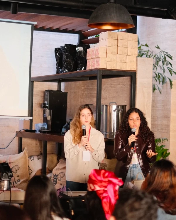 Angie-y-valeria-charla-de-marca